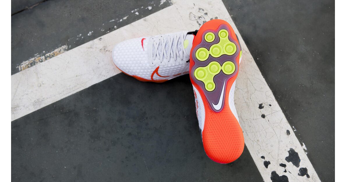 Футзалки (бампы) Nike React Gato - это все о контроле мяча